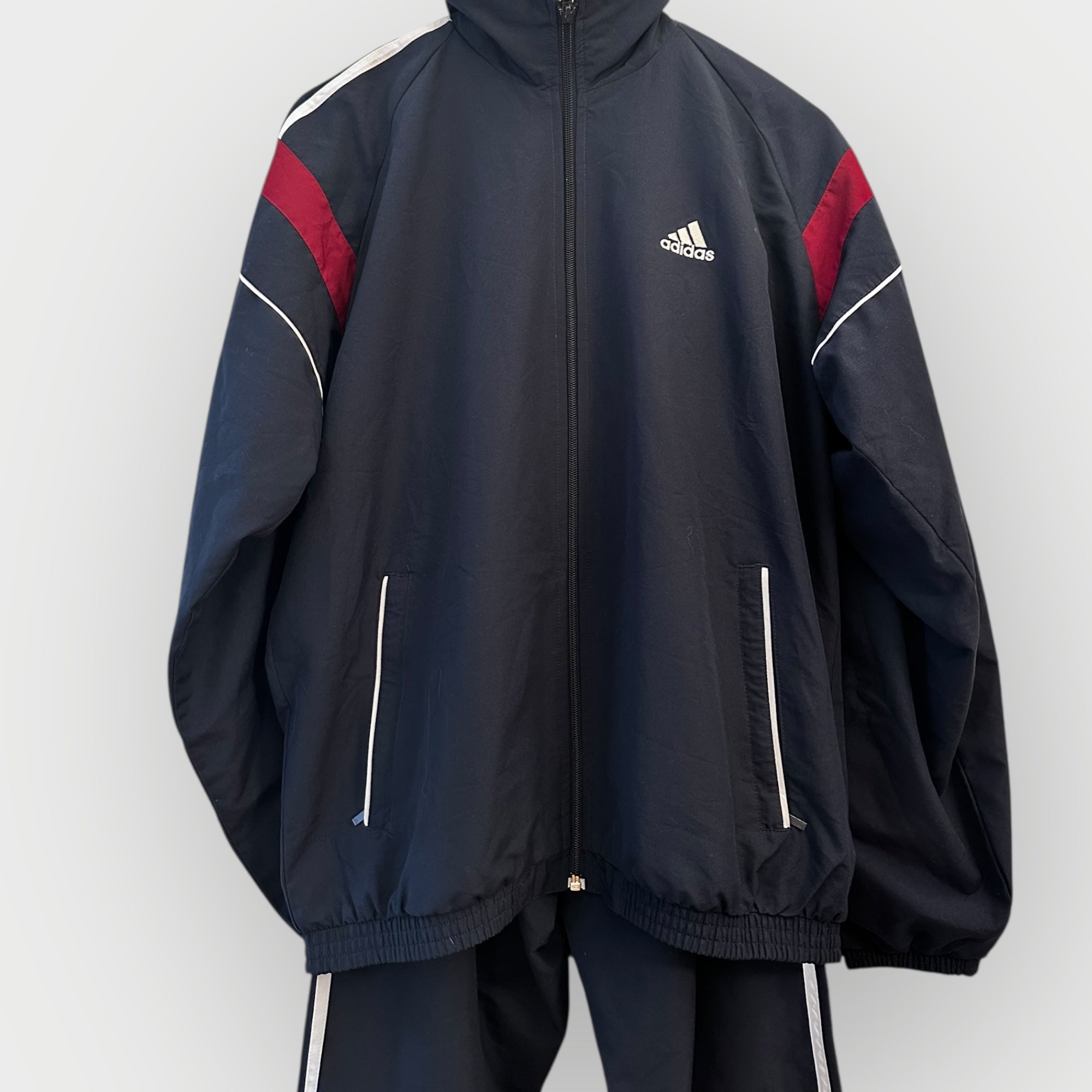 Schwarzer Adidas Vintage Trainingsanzug Jacke aus den 90ern – klassische Retro Streetwear Größe M