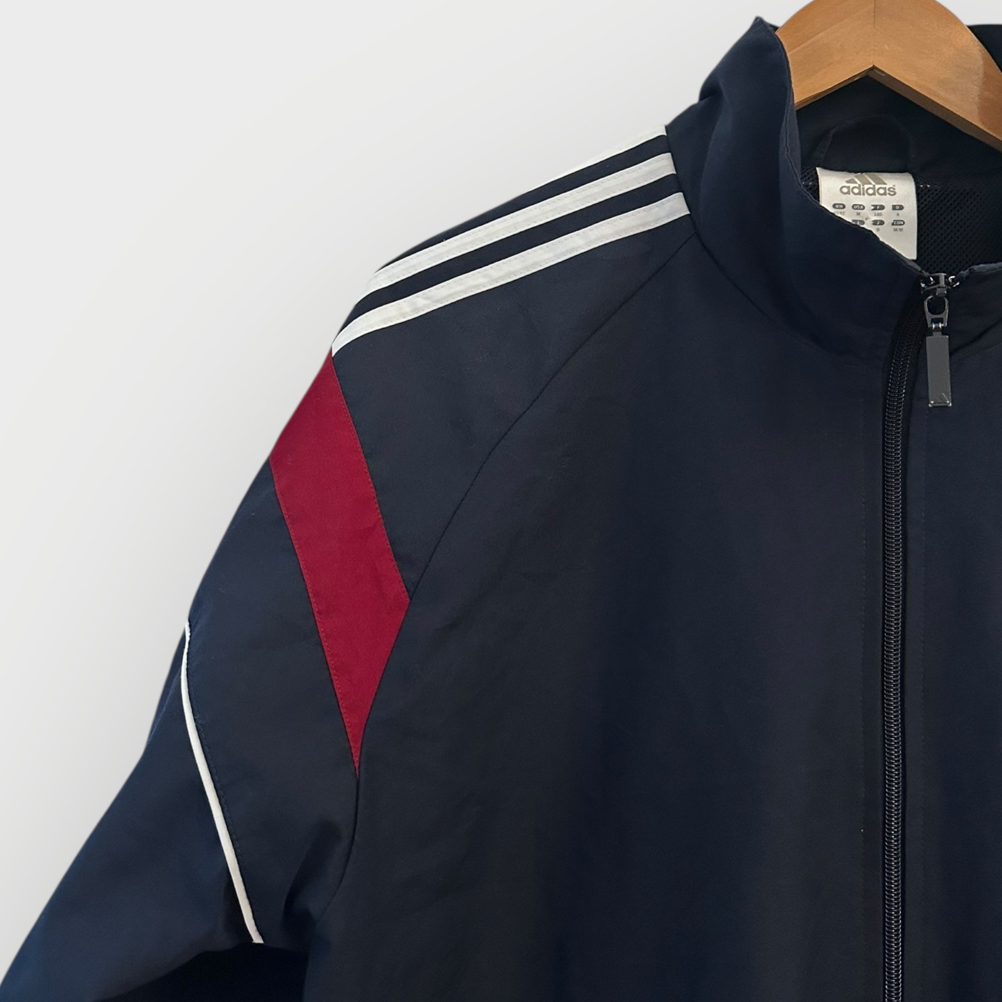 Adidas Logo und ikonische 3-Streifen auf schwarzer Vintage Trainingsjacke – Retro Sportstyle