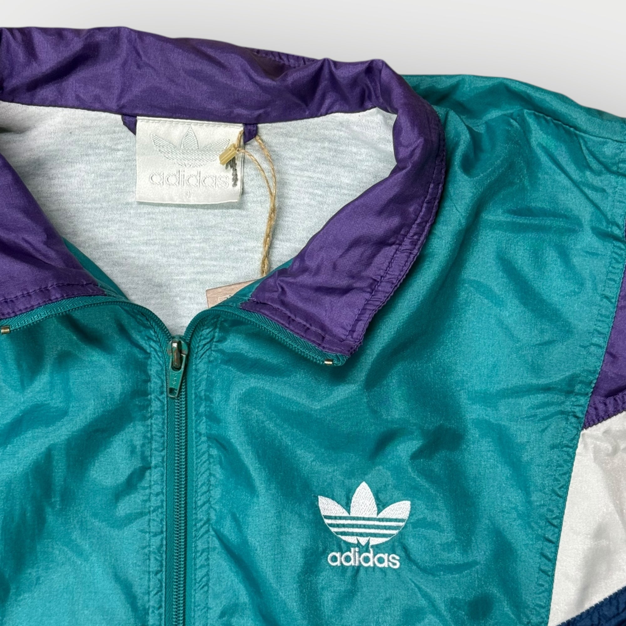 Nahaufnahme Adidas Trefoil-Logo auf Brust – Vintage Track Jacket 90s Made in Taiwan