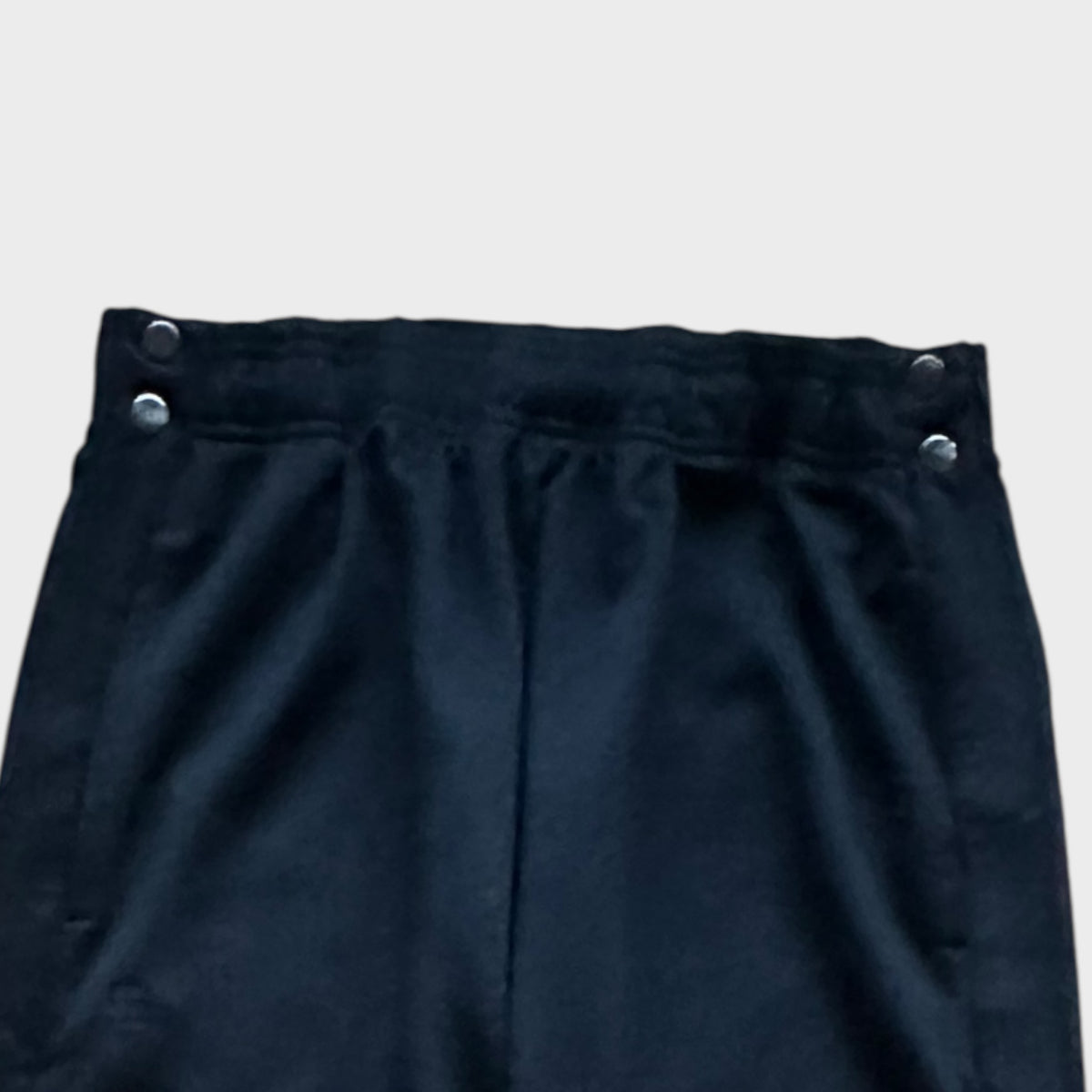 Schwarze Trainingshose mit Druckknöpfen (L)