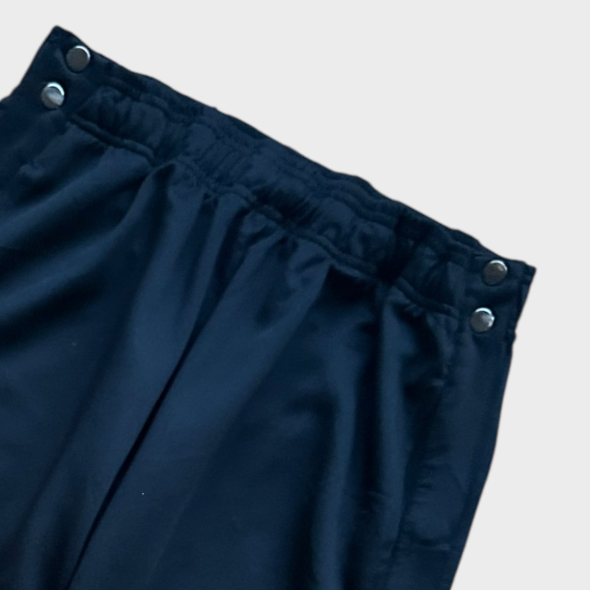 Schwarze Trainingshose mit Druckknöpfen (L)