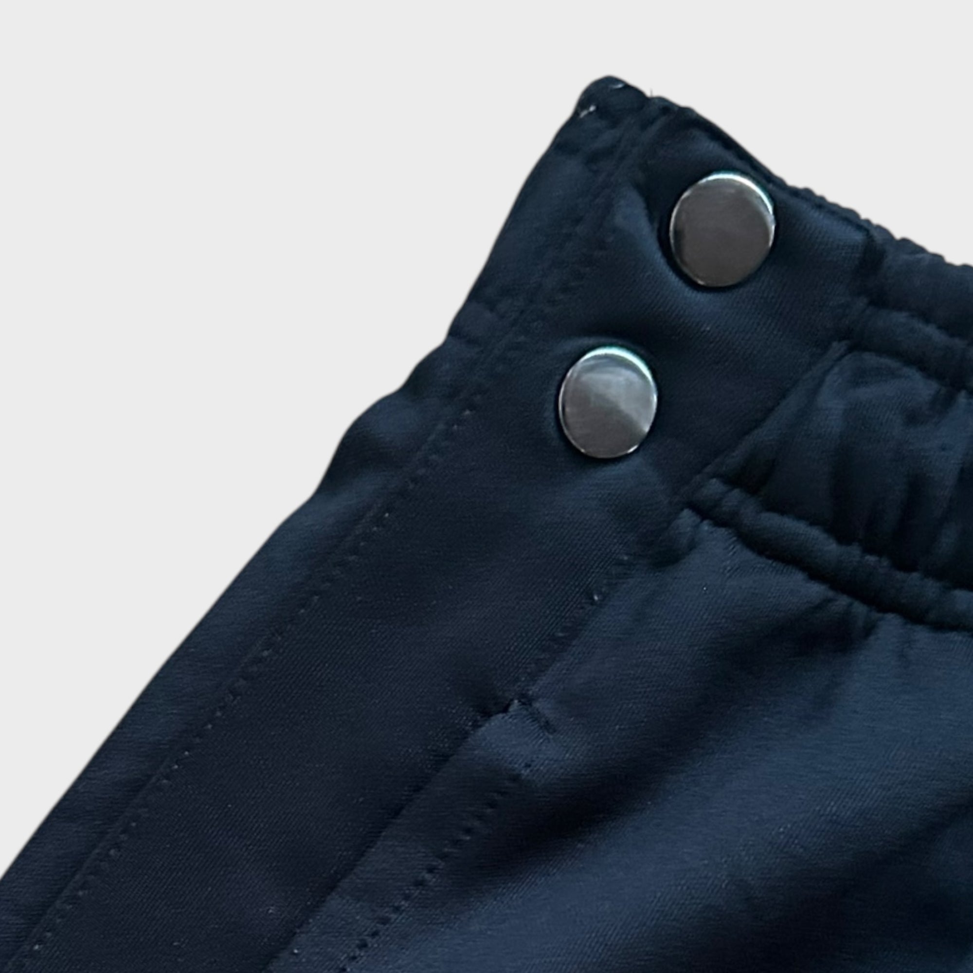 Schwarze Trainingshose mit Druckknöpfen (L)