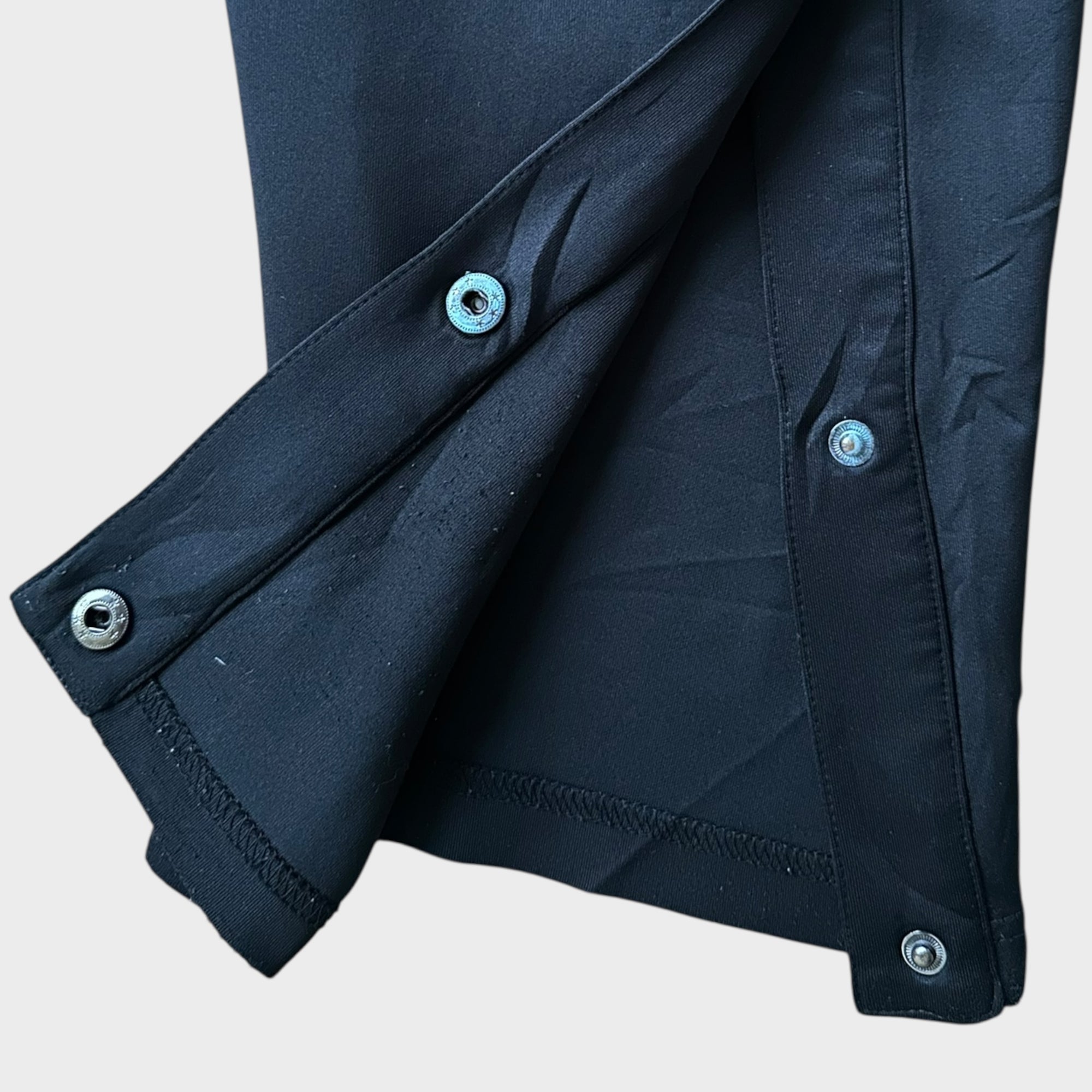 Schwarze Trainingshose mit Druckknöpfen (L)