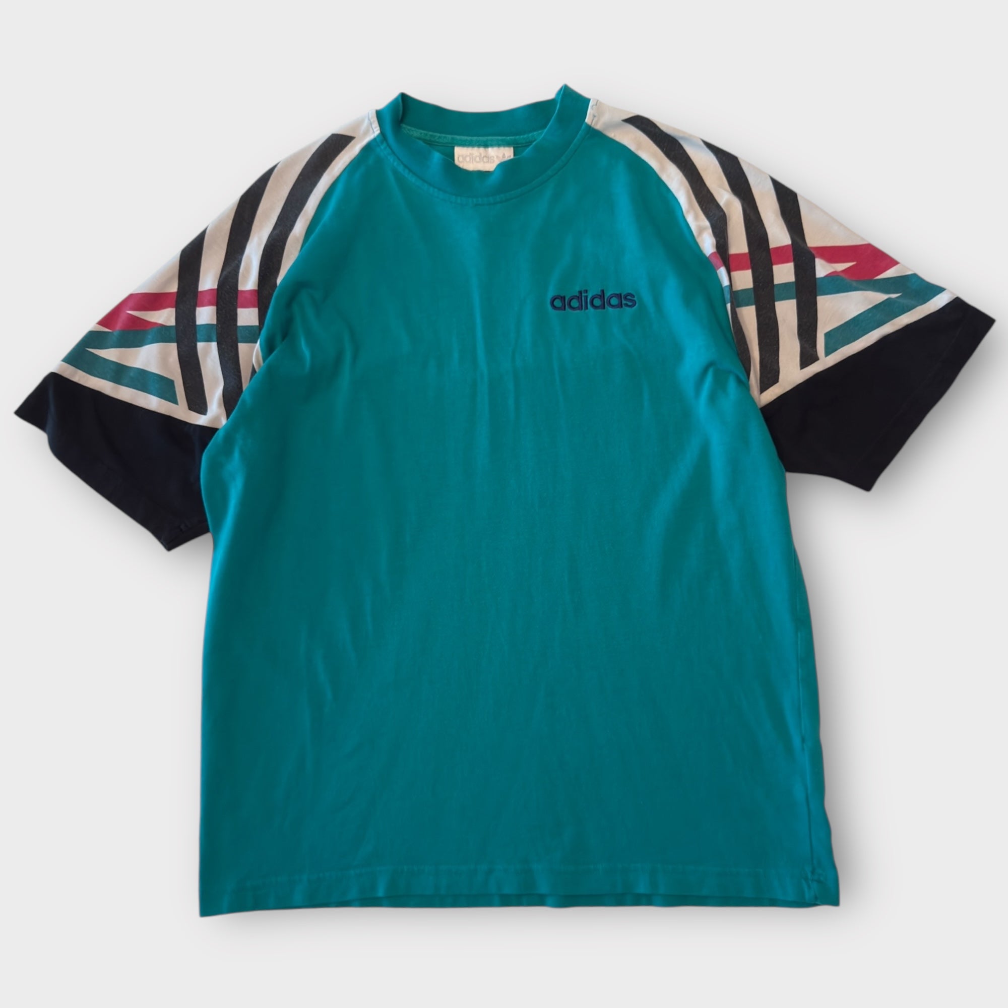 Adidas T-Shirt mit Grafikärmeln (M)