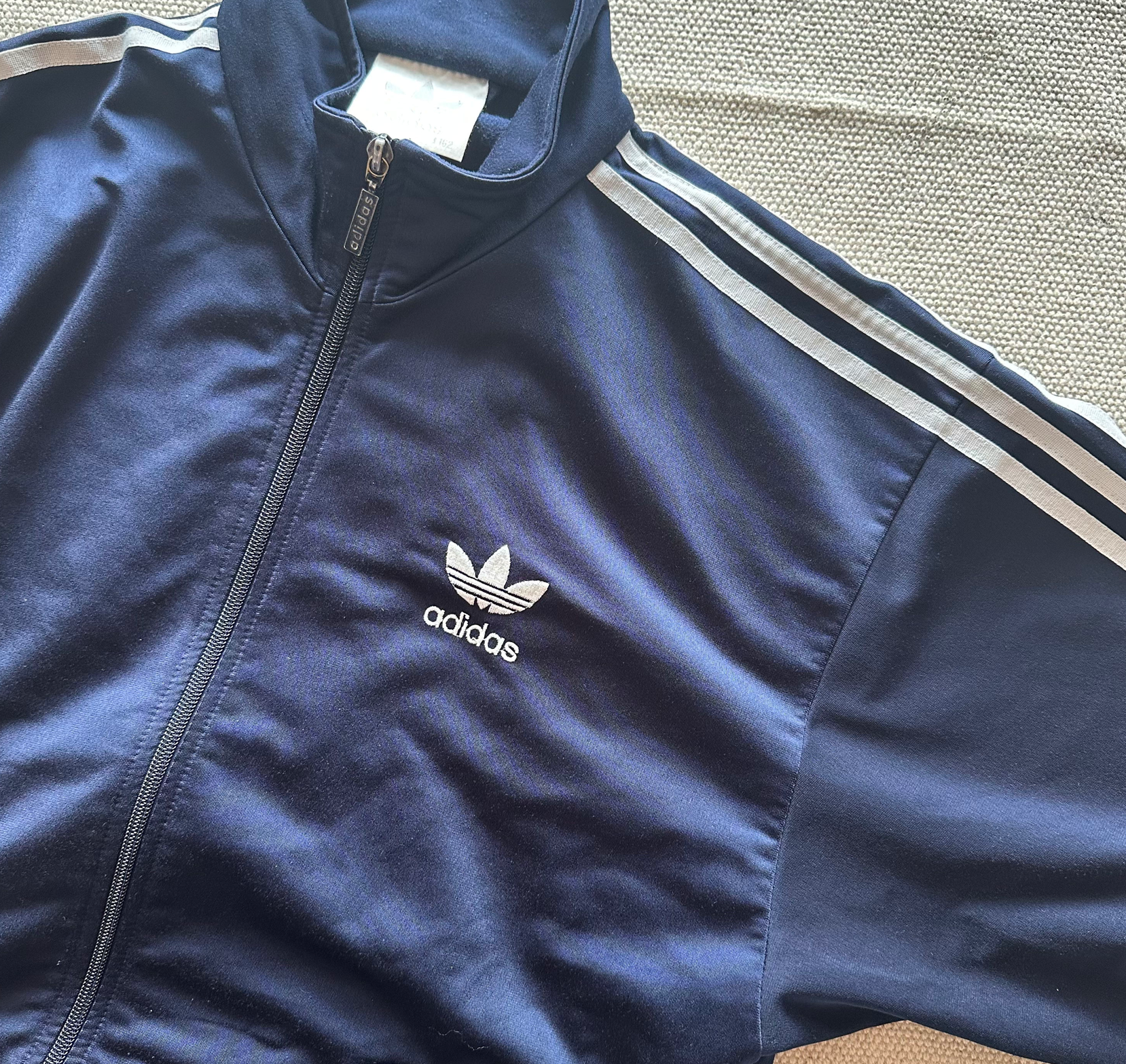 Adidas Trainingsjacke Classic in Dunkelblau – Brustdetail