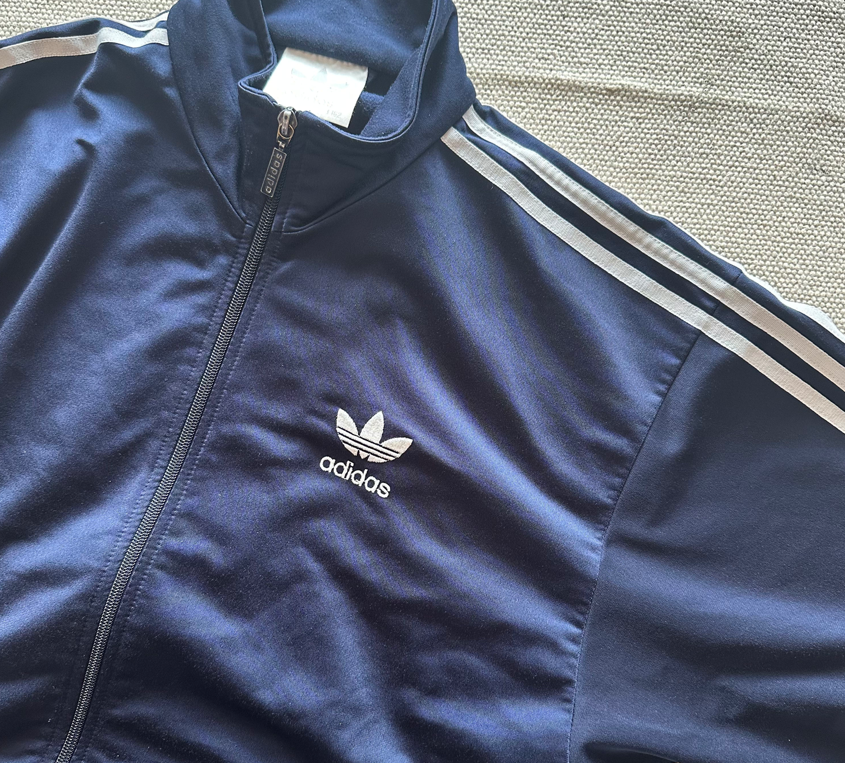 Adidas Trainingsjacke Classic in Dunkelblau – Logo und Streifen