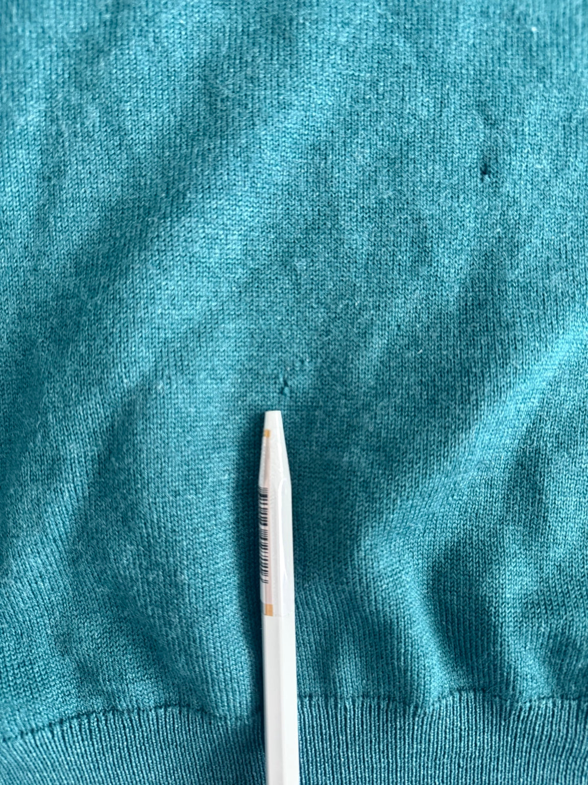 Burberry Strickpullover Detail kleine Löcher vorne