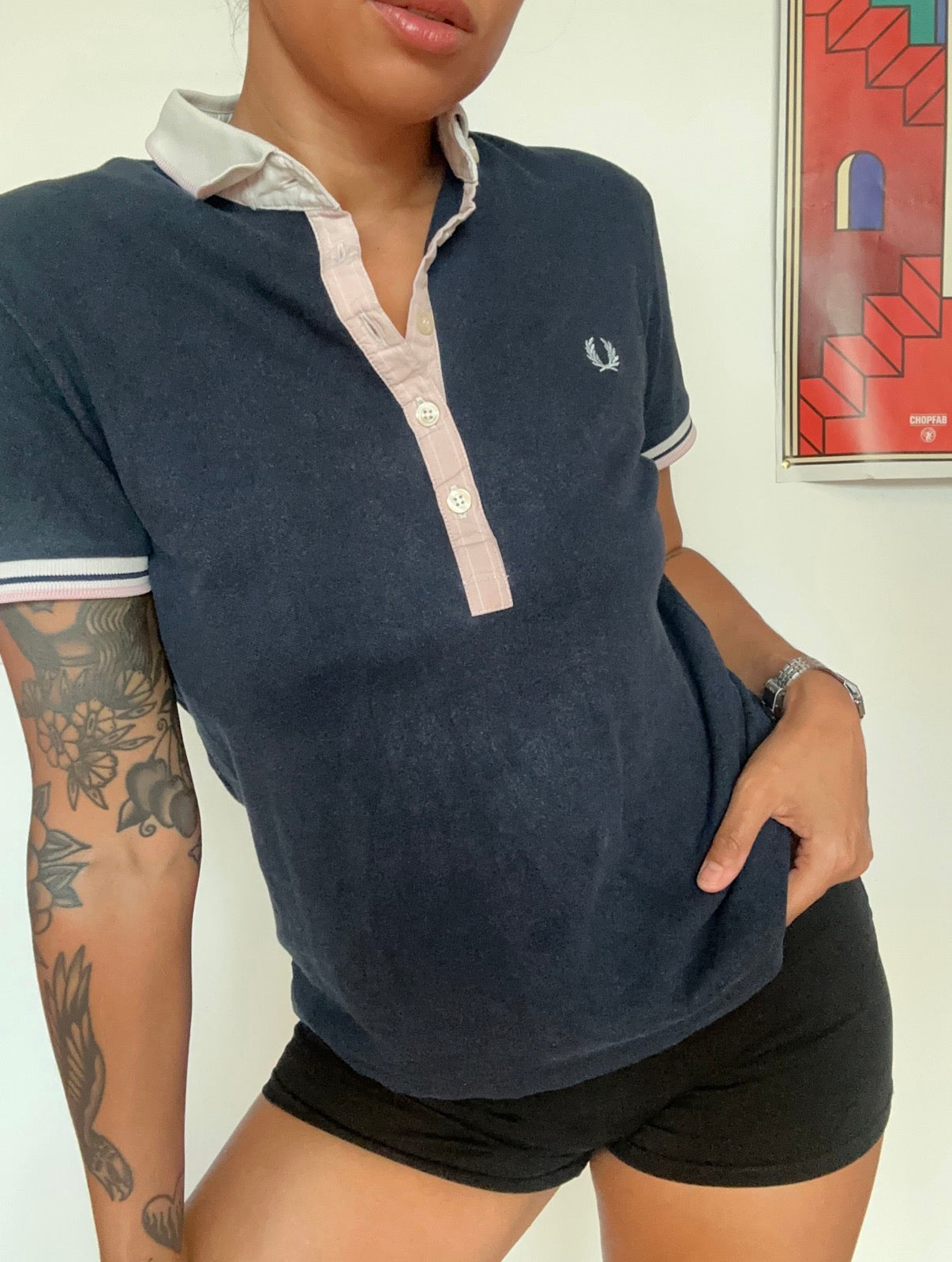 Fred Perry Damen Poloshirt – Kragen, rosa Knopfleiste und Lorbeerkranz-Logo