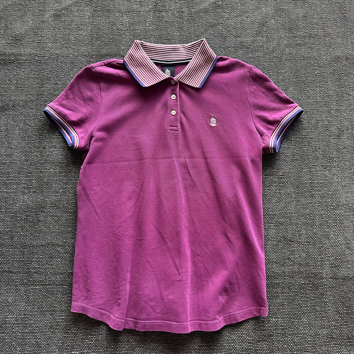 Violettes Poloshirt mit gestreiftem Kragen – Ansicht 1