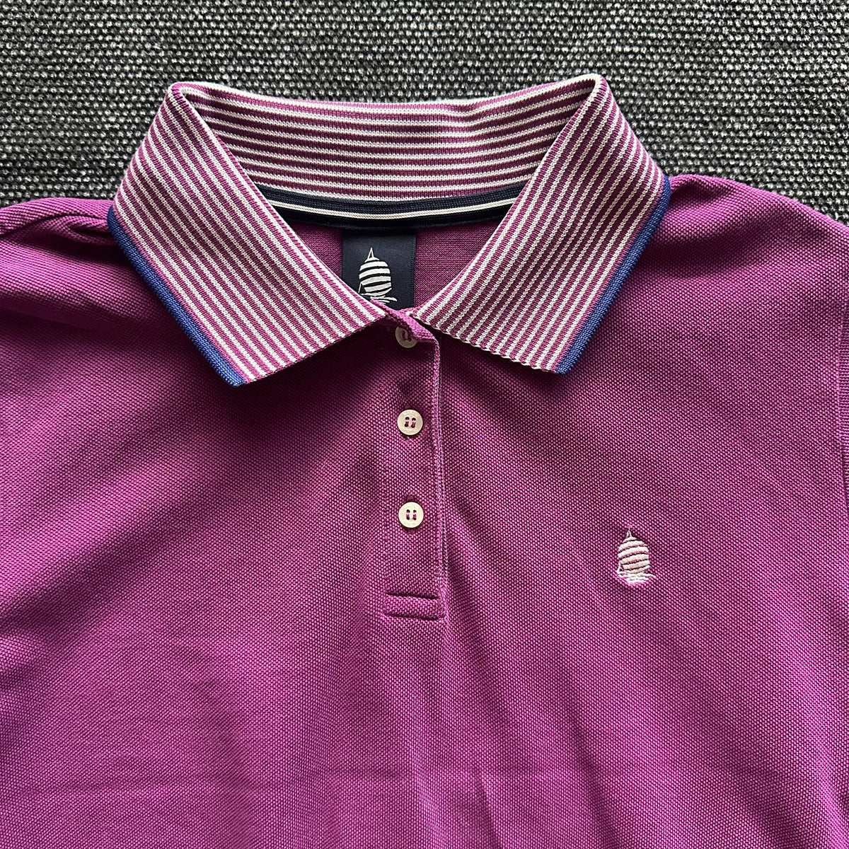 Violettes Poloshirt mit gestreiftem Kragen – Ansicht 2