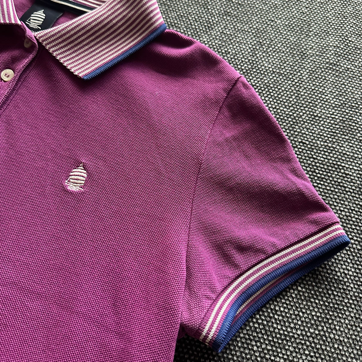 Violettes Poloshirt mit gestreiftem Kragen – Ansicht 3