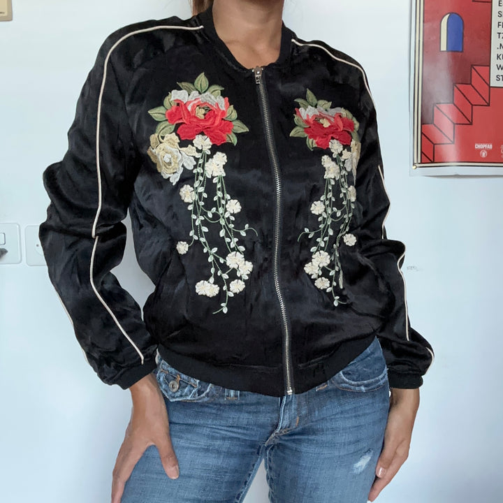 Schwarze Bomberjacke mit Blumenstickerei – Ansicht 1