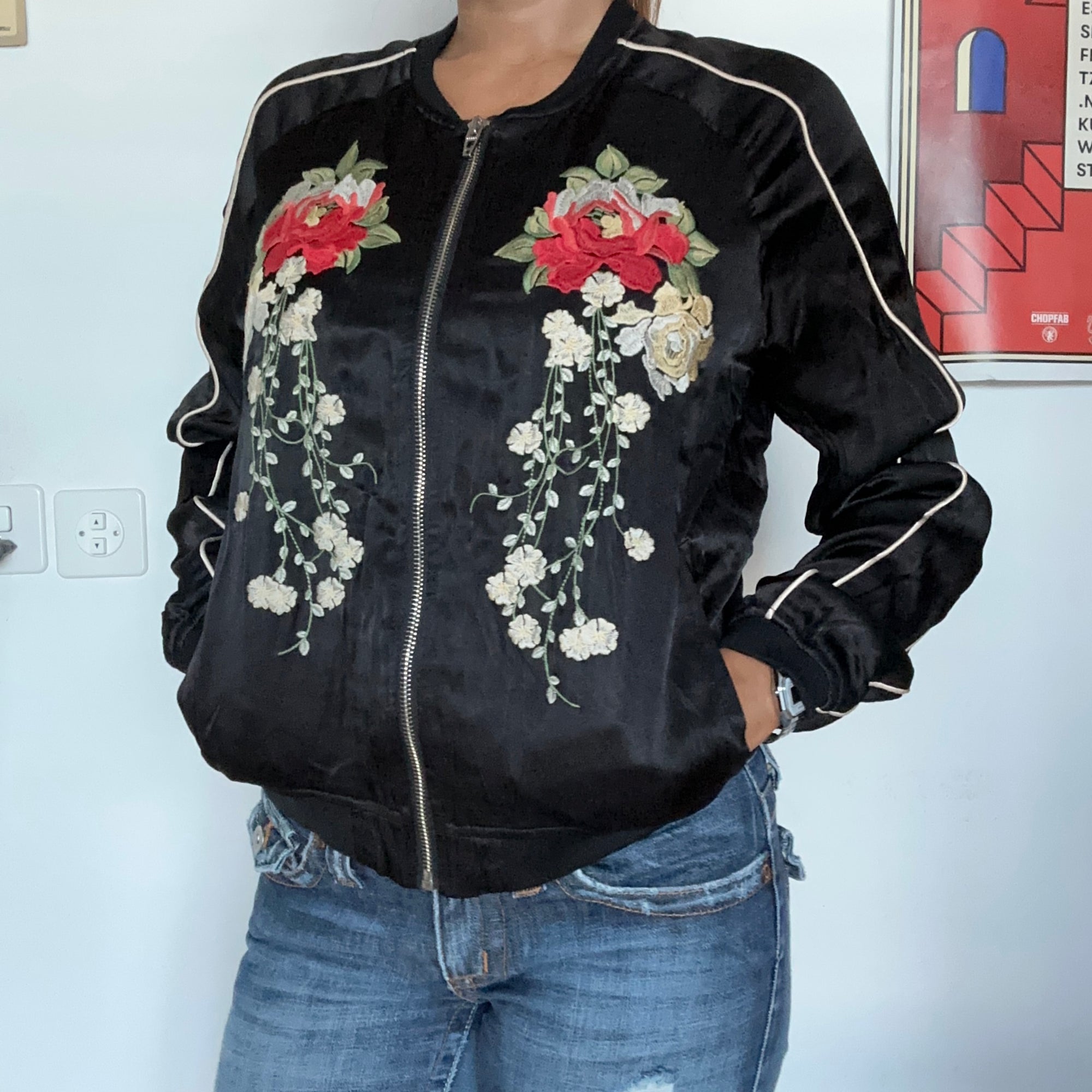 Schwarze Bomberjacke mit Blumenstickerei – Ansicht 2