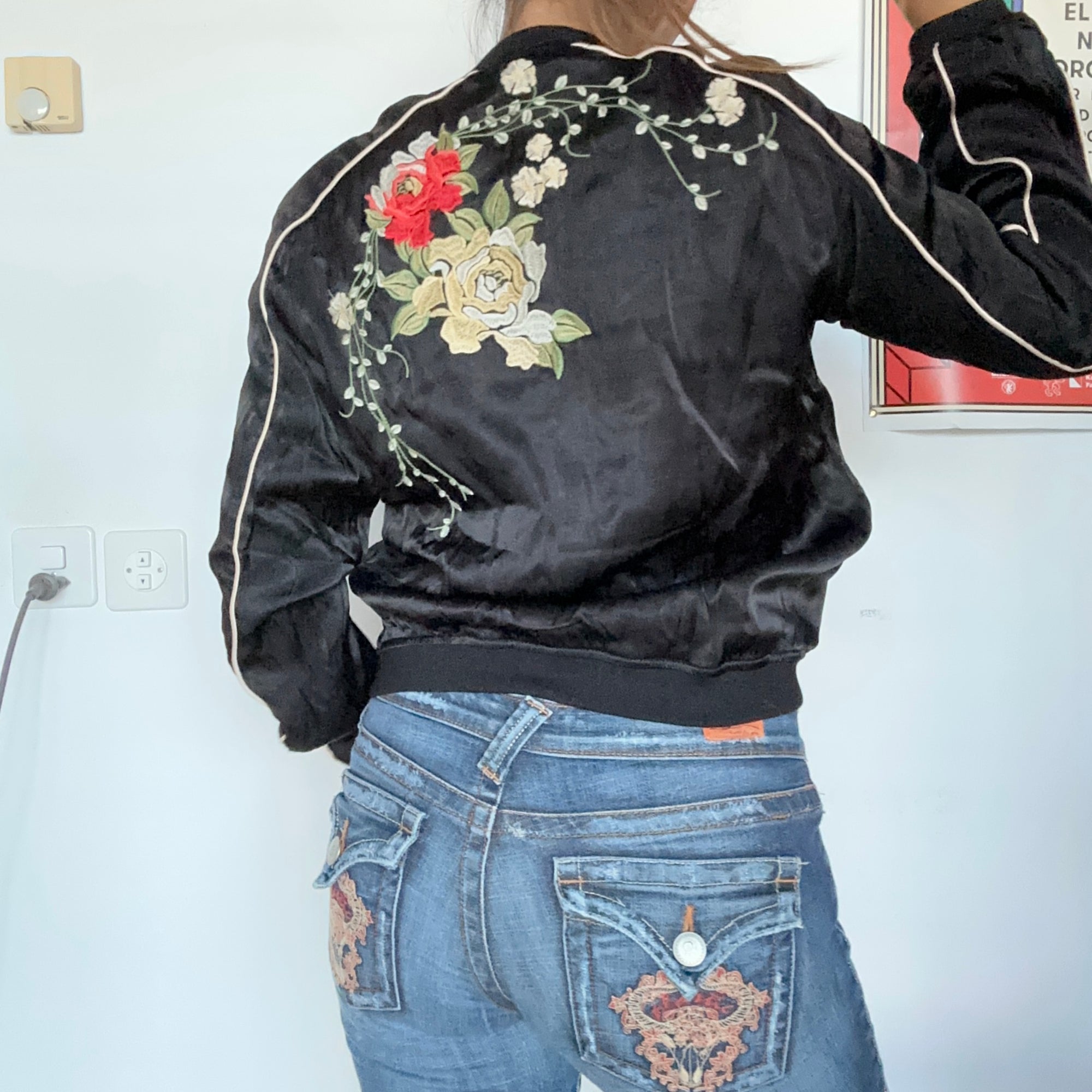 Schwarze Bomberjacke mit Blumenstickerei – Ansicht 3