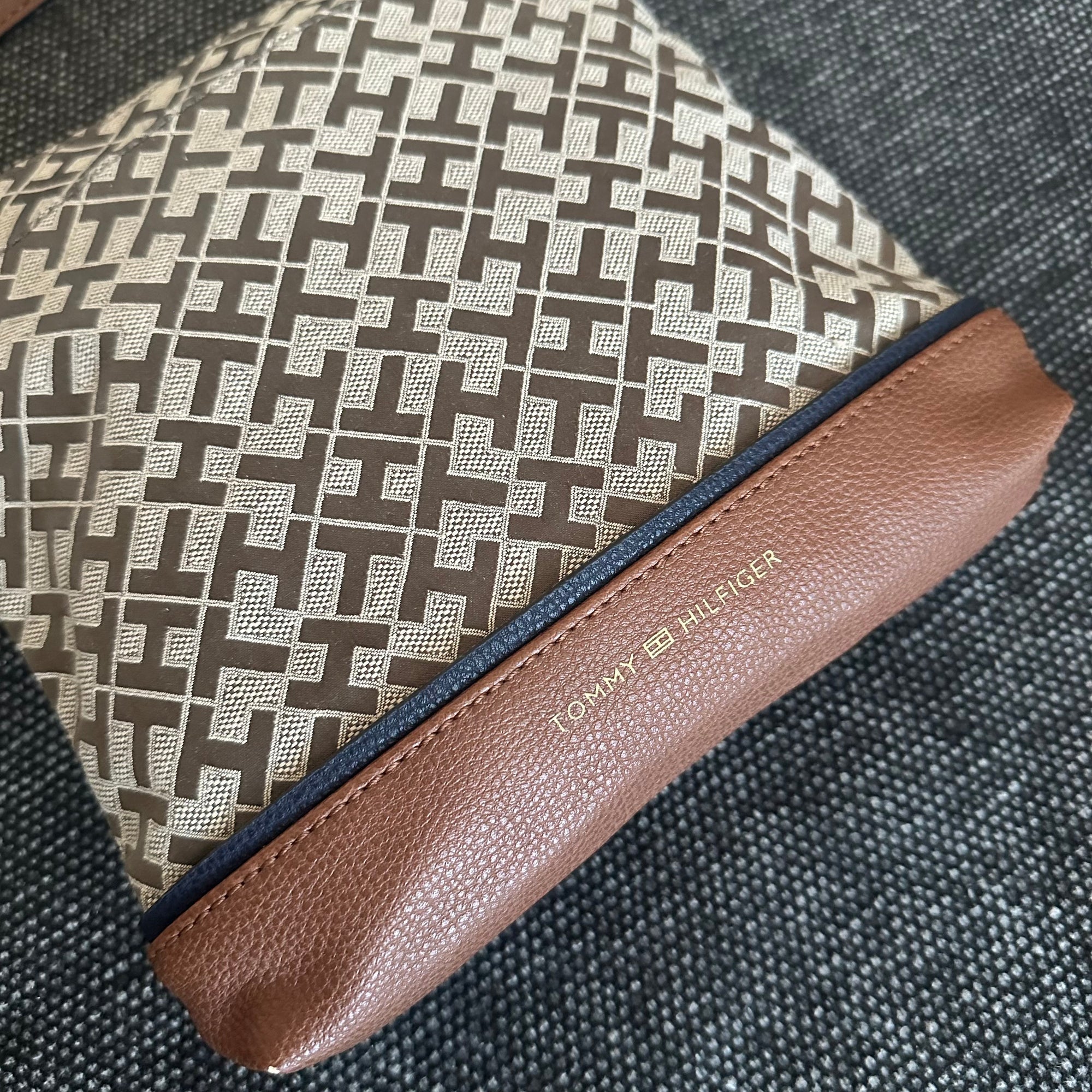 Tommy Hilfiger Monogramm-Umhängetasche – Ansicht 2