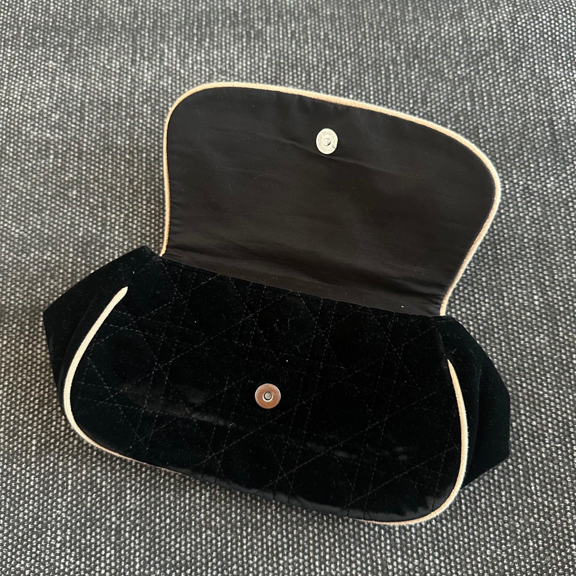 Schwarze Dior Samt-Clutch – Ansicht 3