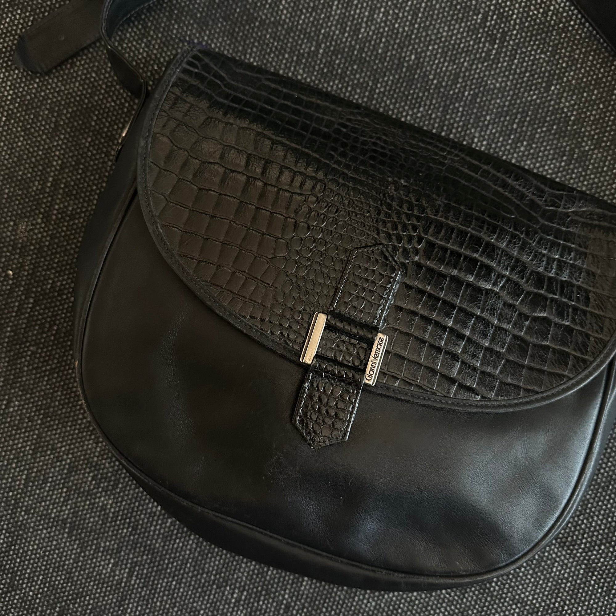Versace Schultertasche mit Kroko-Prägung – Ansicht 2