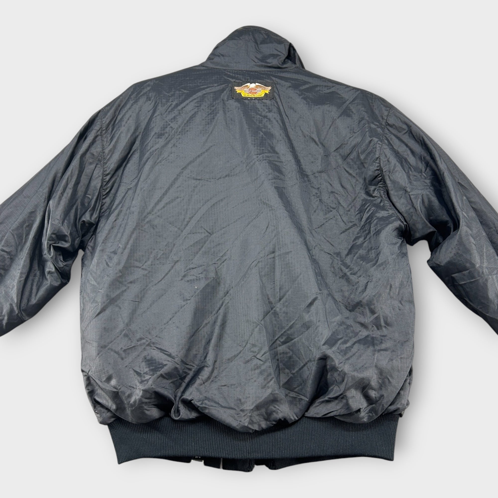 Harley-Davidson Winter Parka Schwarz – Rückansicht mit  Harley-Schriftzug
