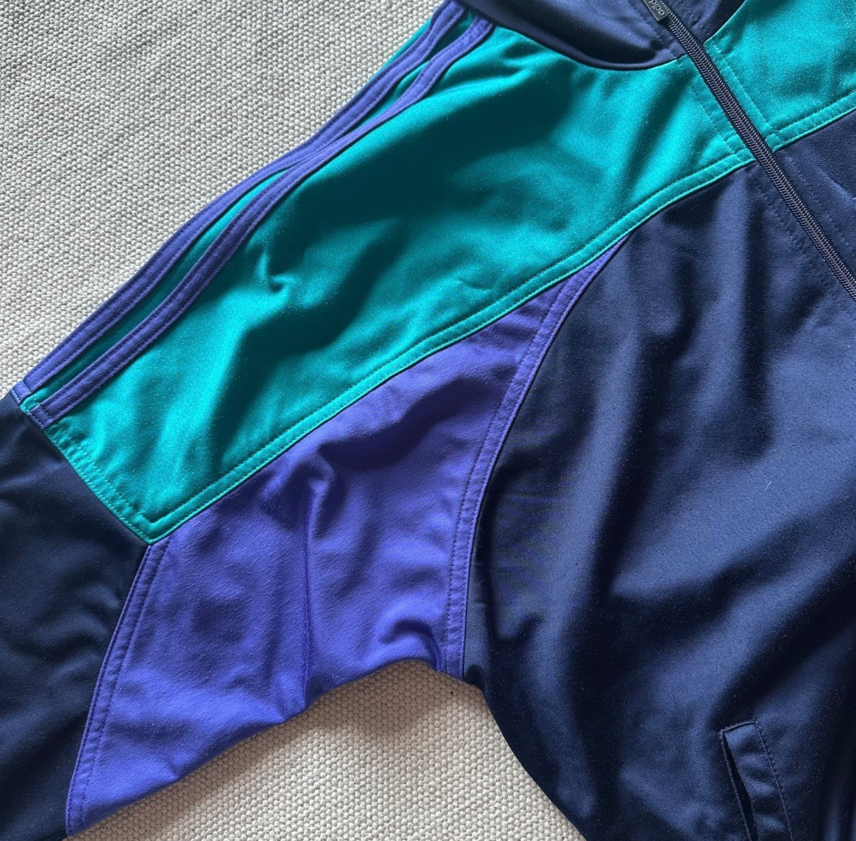 Vintage Adidas International Sports Trainingsjacke – Farbdesign in Türkis, Violett und Dunkelblau