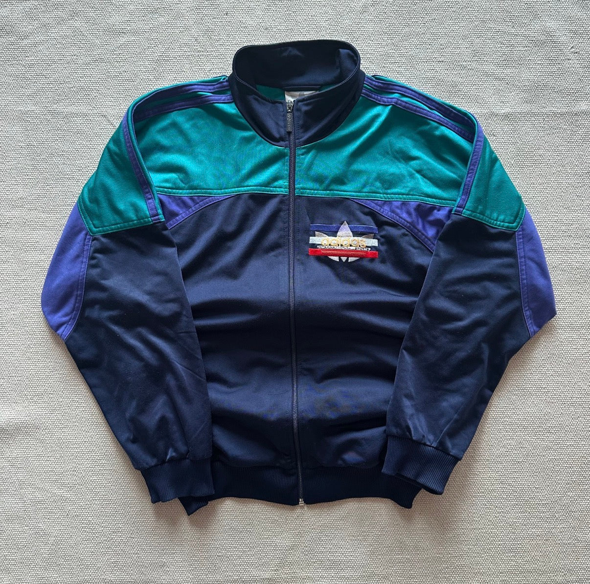 Vintage Adidas International Sports Trainingsjacke in Dunkelblau, Türkis und Violett – Vorderansicht