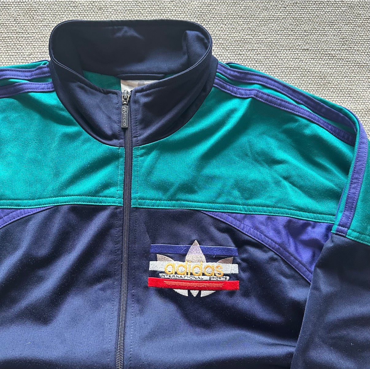 Vintage Adidas International Sports Trainingsjacke – Logo und Brustdetail