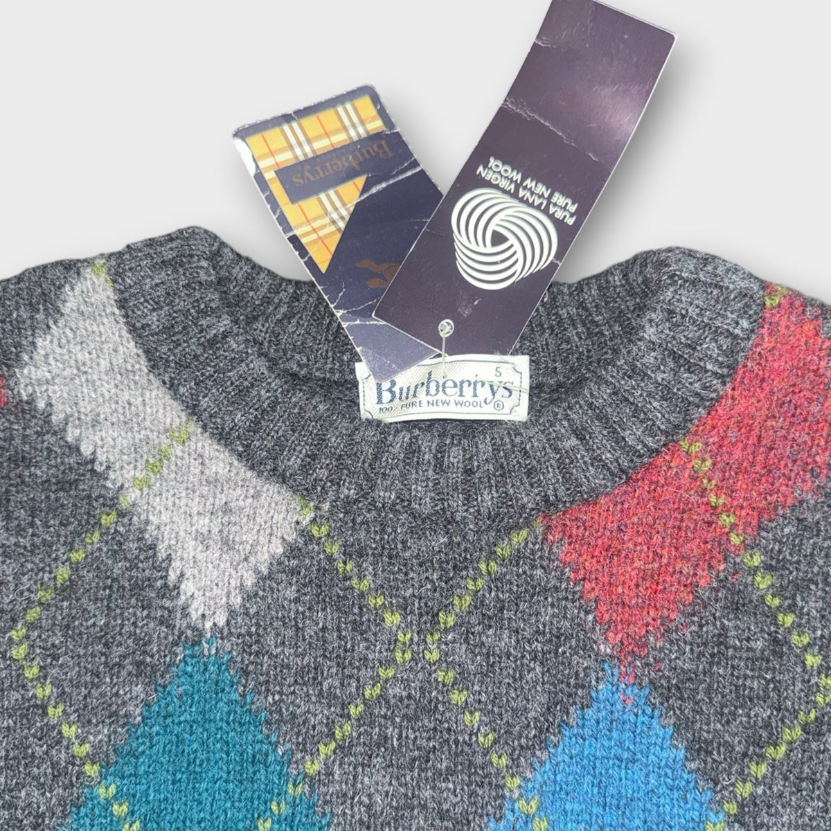 Vintage Burberrys Wollpullover mit Rautenmuster Grau M Label Detail